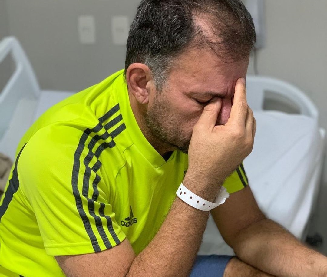 Deputado estadual Carlos Augusto ao receber alta médica em razão da Covid